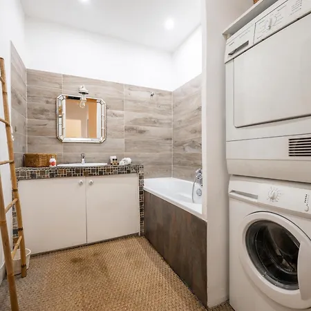 Charming & Comfortable - Near The Port / Parking Lejlighed